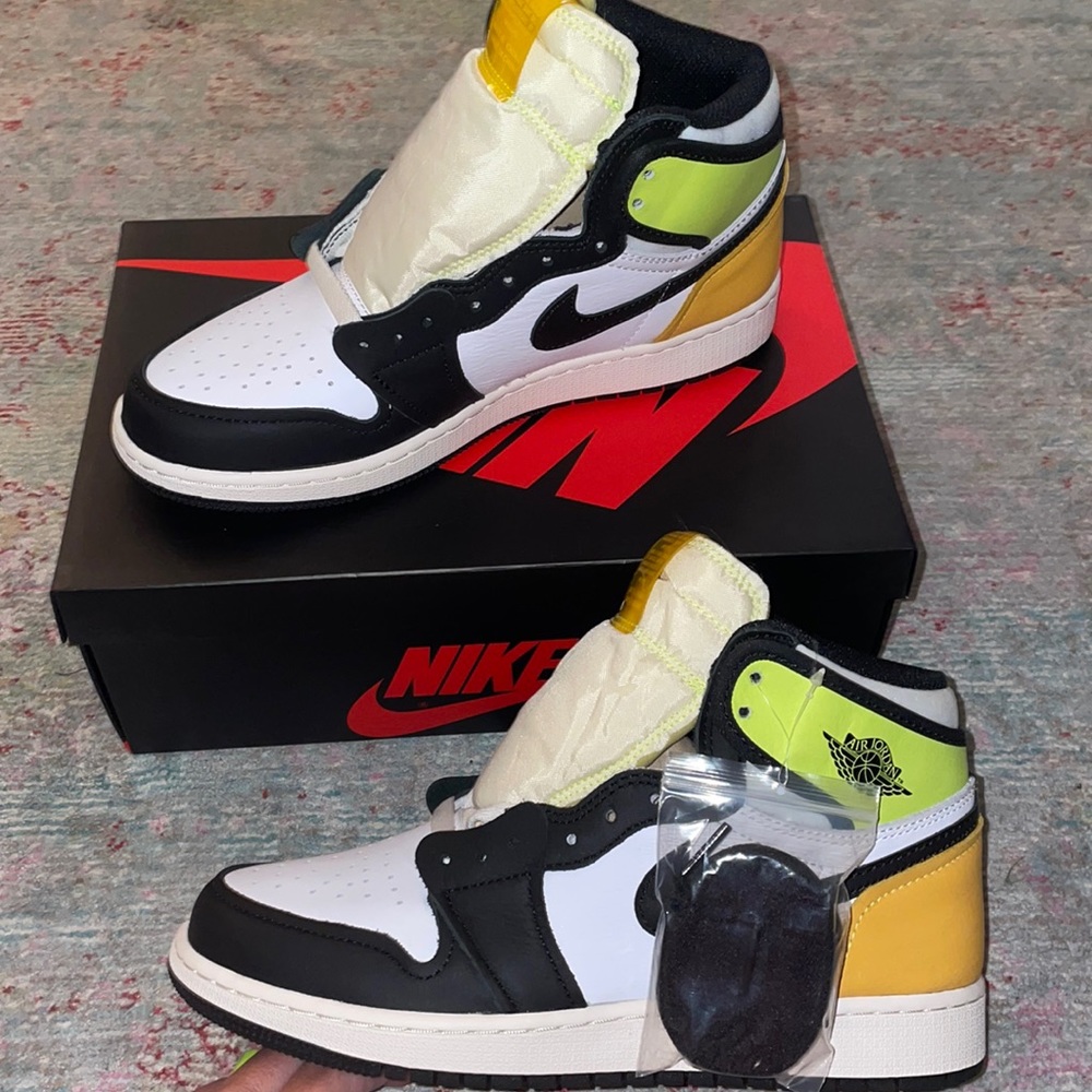 NWB - Air Jordan 1 Retro High OG GS - 7y